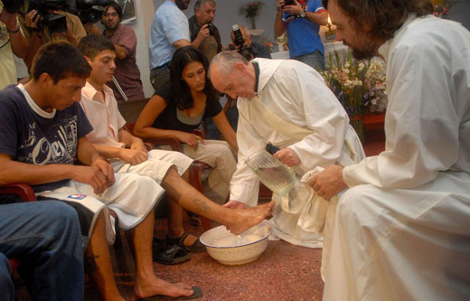 Pope-washing feet-Maundy-1